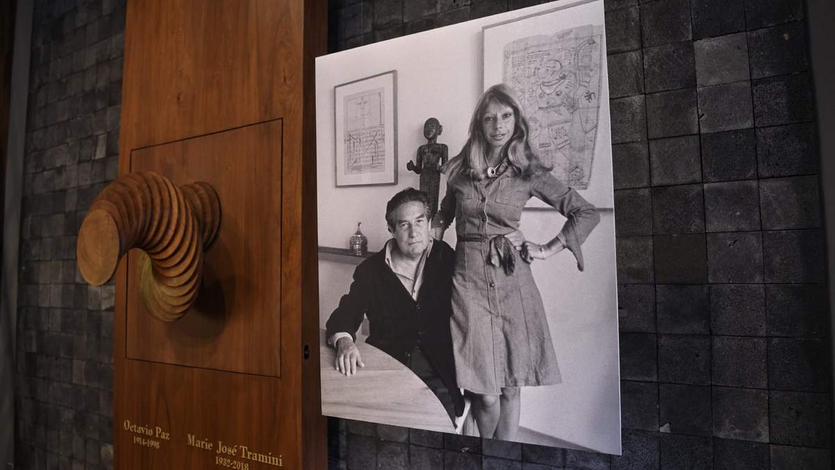 La urna donde se encuentran las cenizas de Octavio Paz