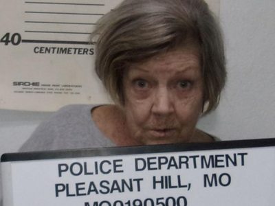 Mujer de 78 años roba banco; deja nota de disculpa al cajero