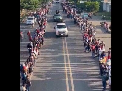 Cártel de Sinaloa desfila entre aplausos de pobladores en Chiapas (Video)