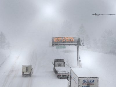 Tormenta en California y Nevada corta carreteras y deja nieve en las montañas