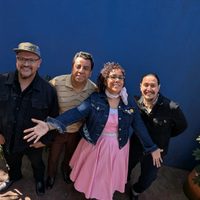 La Santa Cecilia, candente bohemia en el Teatro Metropólitan (Videos)