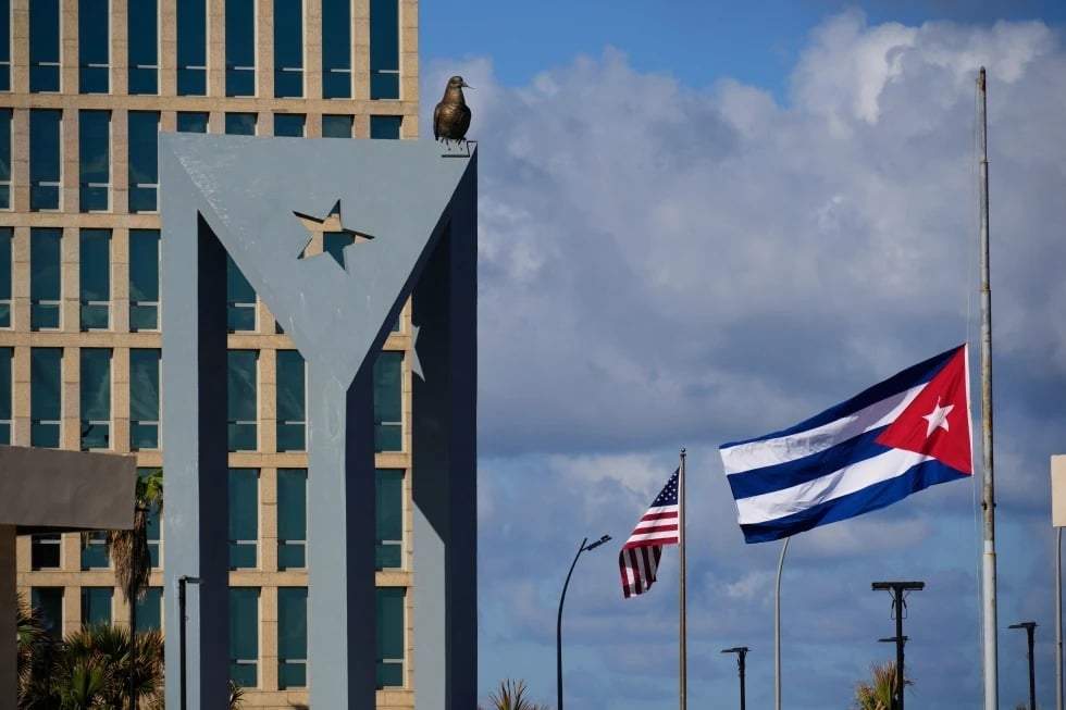 La bandera cubana ondea a media asta en la Tribuna Antiimperialista, cerca de la embajada de Estados Unidos en La Habana, Cuba, el lunes 5 de enero de 2026, en memoria de los cubanos fallecidos dos días antes en Caracas, Venezuela, durante la captura del presidente venezolano Nicolás Maduro por fuerzas estadounidenses.