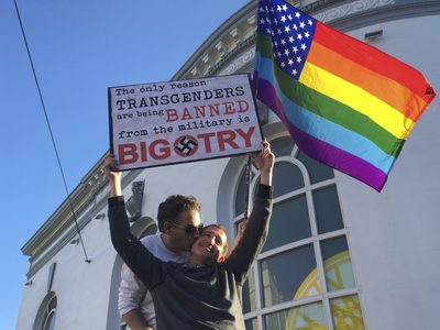 Nuevo revés para Trump: jueza frena orden ejecutiva que excluía a las personas trans del Ejército
