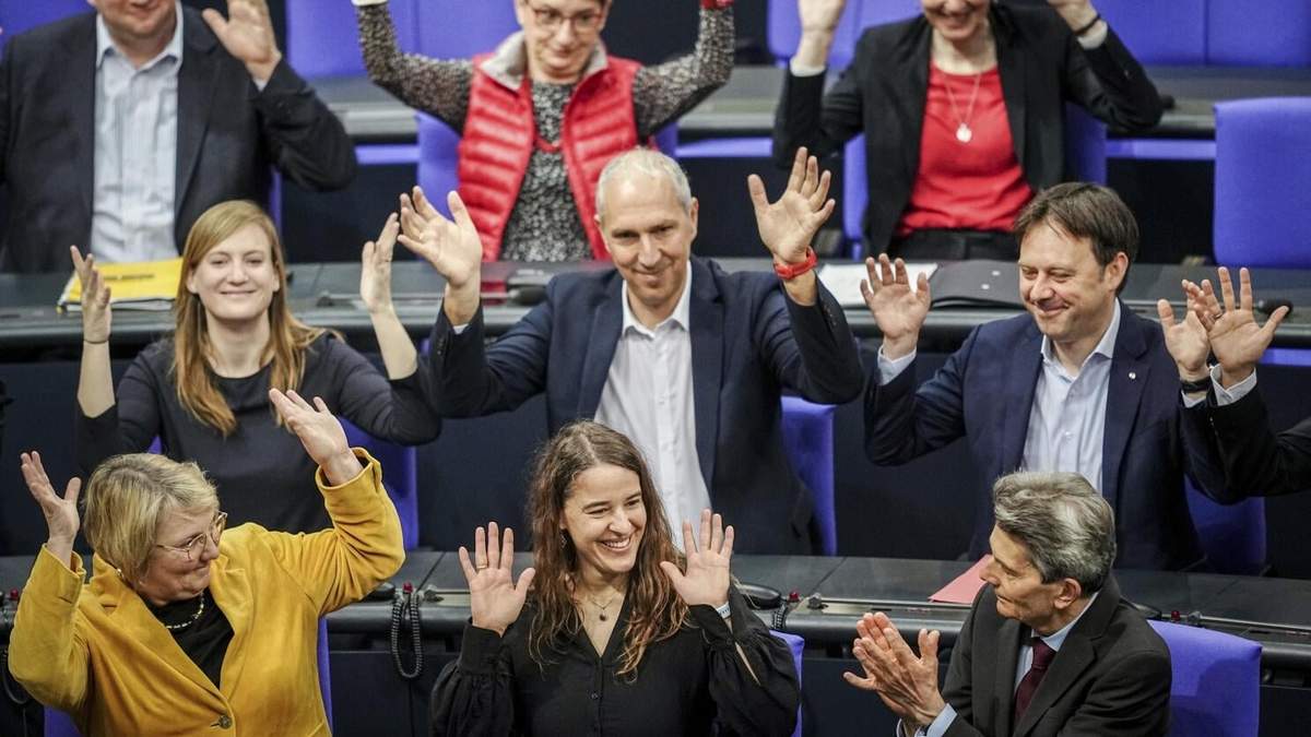 Heike Heubach (abajo, centro), la primera diputada sorda en el Bundestag, entre compañeros del Partido Socialdemócrata de Alemania al inicio de una sesión parlamentaria, en Berlín