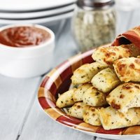 Talitas de queso y verdeo: acompañá la próxima picada con esta receta imperdible y súper crujiente