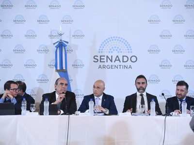 El Gobierno promete obra pública para garantizar la aprobación de la Ley de Bases