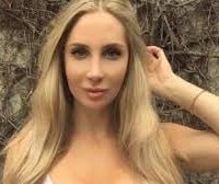 ¡Piernas abiertas!: Amanda Lee y su infartante pose en top