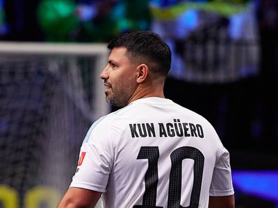 "Kun" Agüero llama “basura” a arbitro y lo acusa de favorecer a México