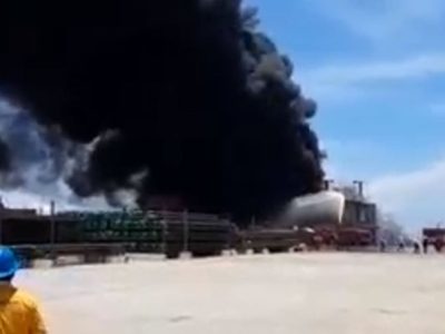 Se incendia un barco anclado en el puerto de Dos Bocas, en Tabasco