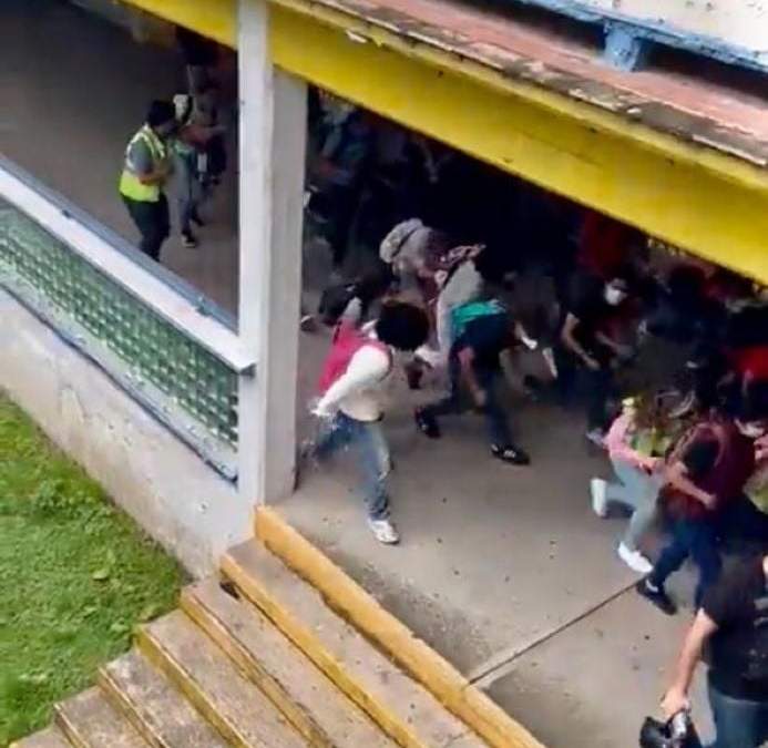 Estudiantes del Tecnológico de Orizaba buscan trasladarse a un lugar seguro en el momento de la balacera