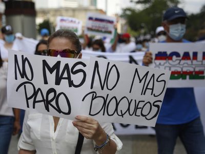 “Estamos cansados del paro”: colombianos marchan contra la violencia y los bloqueos