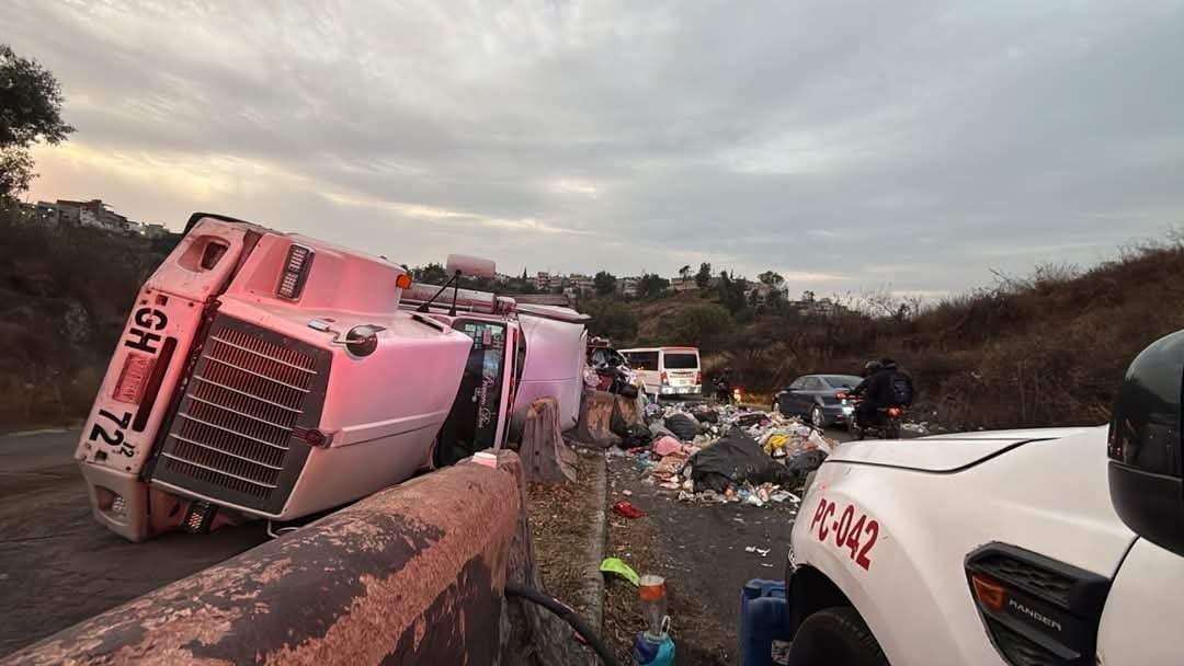 Volcadura de tráiler con toneladas de basura en Nicolás Romero, Edomex, genera caos vial