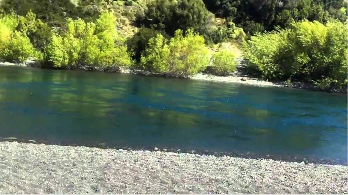 Denuncia de desechos plásticos en el río Chimehuin. Fuente: (Facebook)