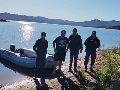 Rescataron a dos pescadores que se extraviaron en el Lago Collón Cura