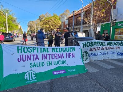 Segundo día de paro de salud: protestaron en las puertas del hospital Castro Rendón