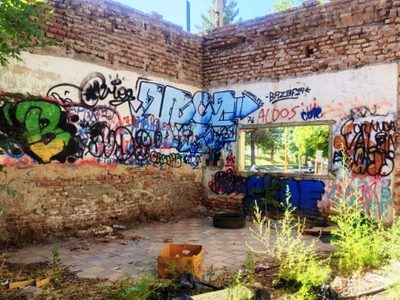 Desmantelan refugios ilegales en Centenario tras denuncias por inseguridad y acumulación de residuos