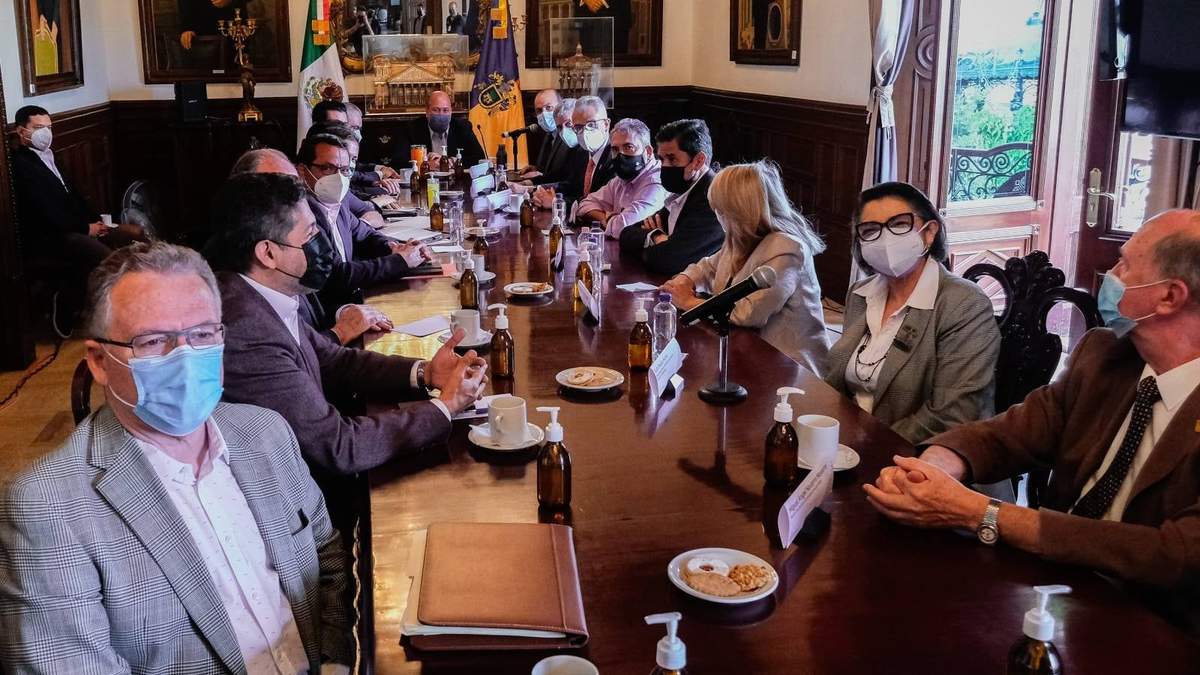 El gobernador en la reunión con los universitarios