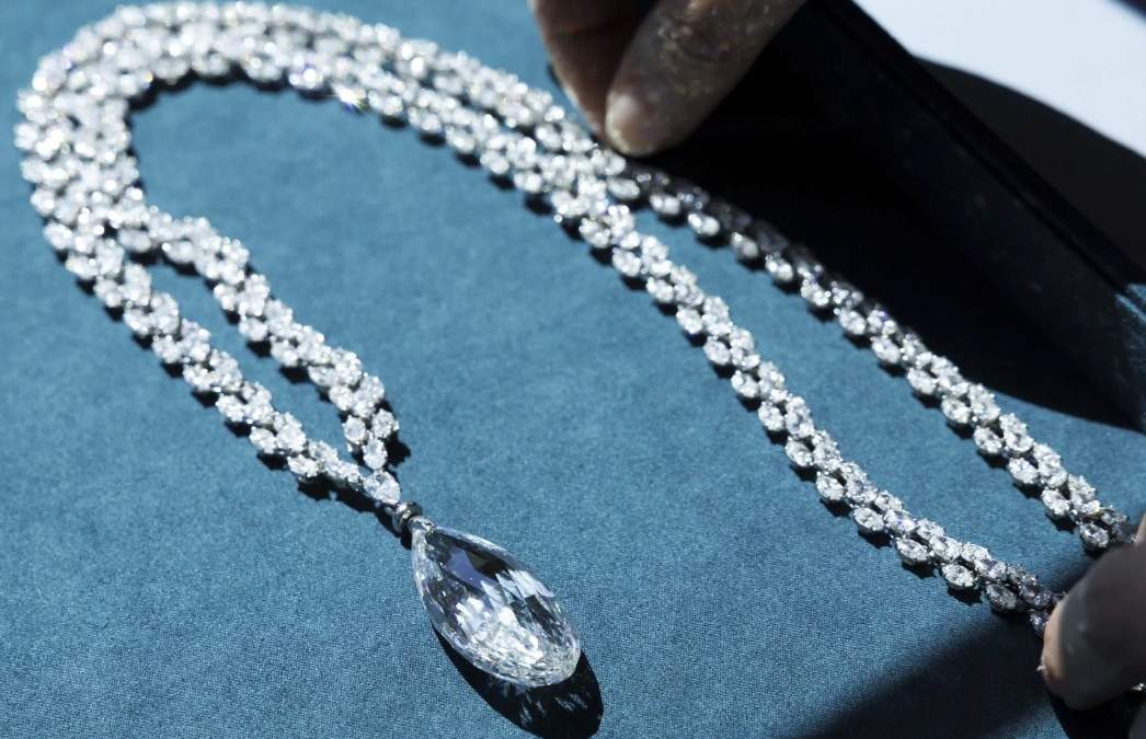 Un collar de 90.36 quilates de Harry Winston, con un valor estimado entre 9 y 14 millones de francos suizos, durante una exhibición previo a la subasta de las joyas de la heredera austriaca Heidi Horten en la casa de subastas de Christie's en Ginebra, Suiza