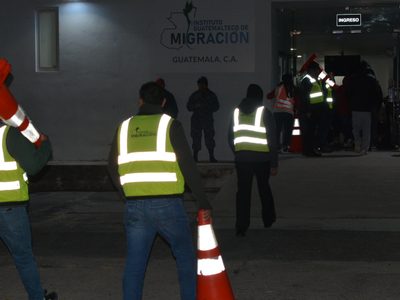 Al menos 80 migrantes aterrizan en Guatemala tras ser expulsados de EU