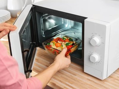 5 alimentos que nunca deberías calentar o cocinar en el microondas: las consecuencias