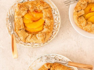 Tarta de duraznos rústica: una receta caserita y deliciosa, para disfrutar con unos buenos mates