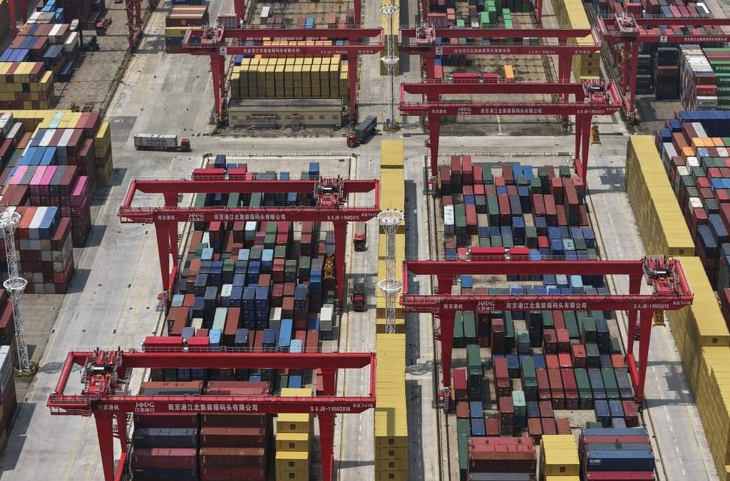 Camiones trasladan contenedores en una terminal de contenedores en Nanjing, en la provincia oriental china de Jiangsu, el 3 de junio de 2025