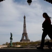 París es declarada zona de 'alerta máxima” por covid-19 e impone nuevas restricciones