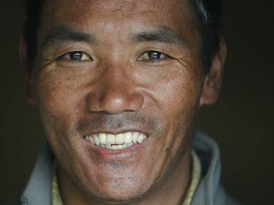 Guía sherpa bate su propio récord al escalar el Everest 28 veces
