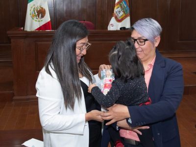 Synthia y Fanny, la primera pareja homoparental del Edomex en concretar la adopción de una niña