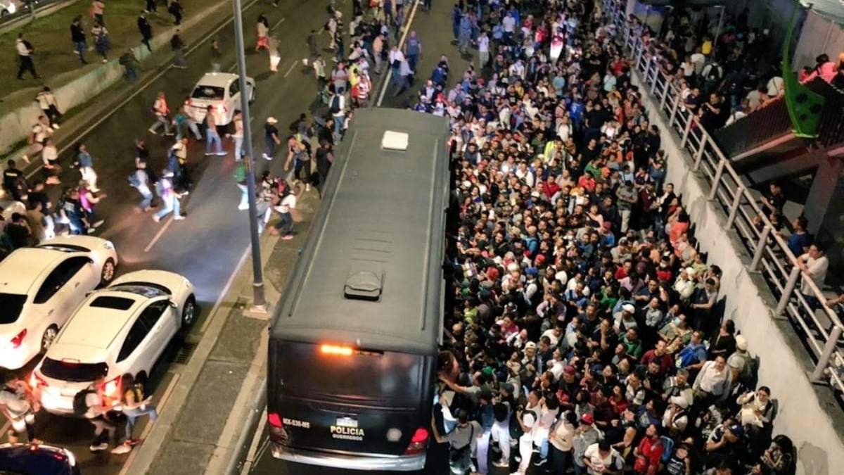 Usuarios de la Línea 9 intentan abordar autobuses para seguir su camino