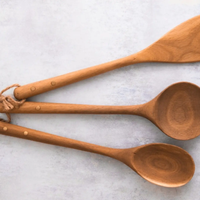 Con solo 2 ingredientes, el truco más efectivo para limpiar las cucharas de madera y dejarlas impecables