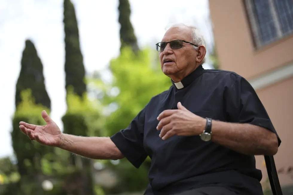 El cardenal guatemalteco Álvaro Ramazzini durante una entrevista con The Associated Press en la sede de la congregación Scalabriniana, el sábado 3 de mayo de 2025, en Roma.