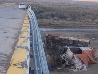 Un camión cayó desde un puente en la Ruta 40 y el conductor estuvo atrapado 6 horas en la cabina