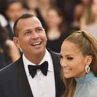 ¡Ese no es Alex! Filtran video de Jennifer López bailando con otro hombre