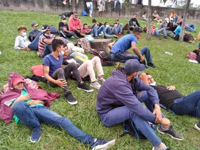 Sale de Honduras caravana con 250 migrantes rumbo a EU