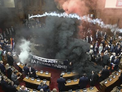 Lanzan bombas de humo y bengalas en Parlamento de Serbia; tres diputados resultaron heridos