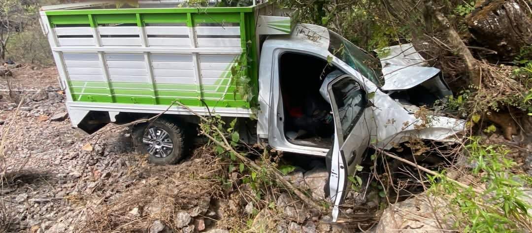 Camioneta encontrada al fondo de barranco en la carretera Chilapa-Atlixtac