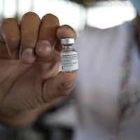FDA vota a favor de aplicar dosis de refuerzo de Pfizer a personas de 65 años y más
