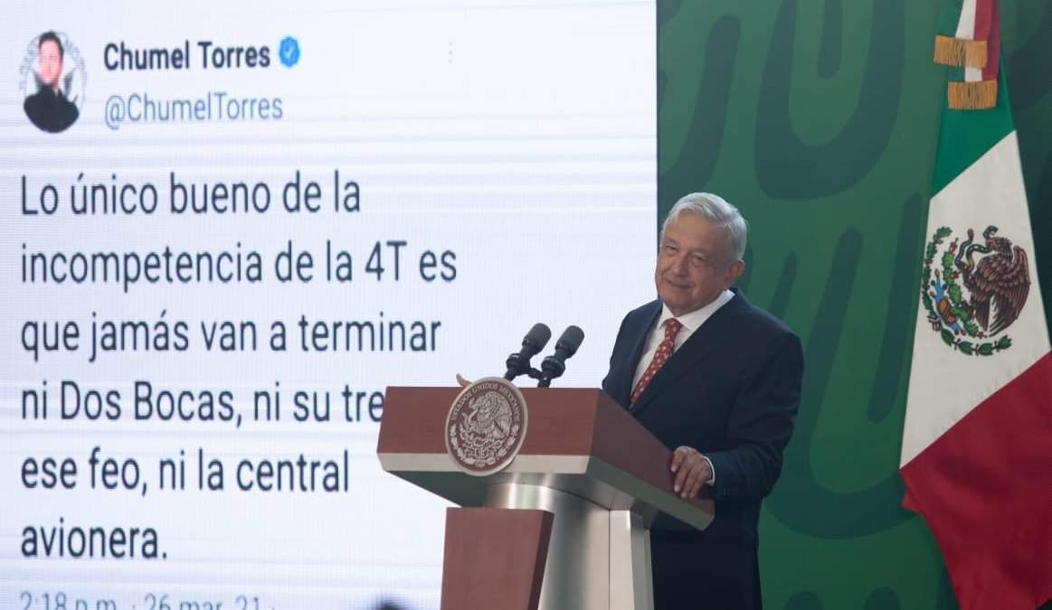 El presidente mostró los mensajes de aquellos que criticaron la construcción aeroportuaria
