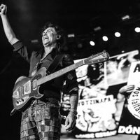 Caifanes dedican concierto a los estudiantes de Ayotzinapa