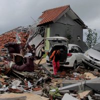 Suman 220 muertos por tsunami en Indonesia y temen por uno nuevo