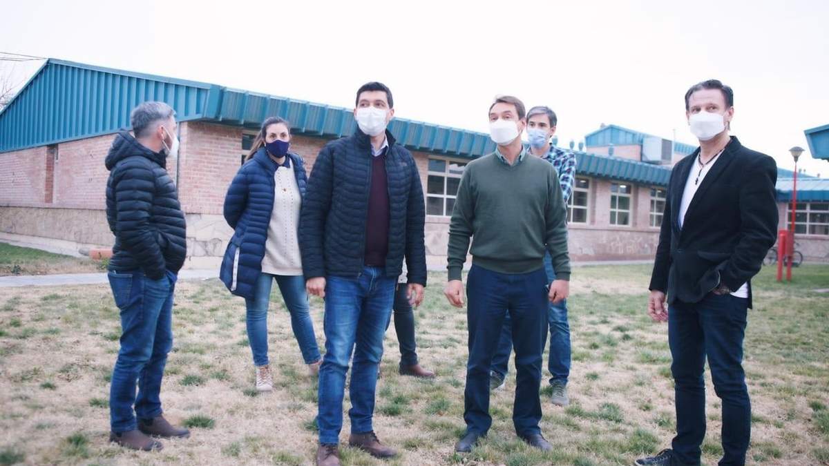 El vicegobernador de Neuquén, Marcos Koopmann, en el hospital de Plottier. Fuente: (Twitter)