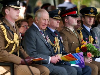 El rey Carlos III dedica el primer monumento nacional británico a las tropas LGBTTTIQ+