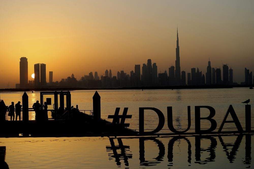 Atardecer con la vista de la ciudad y la torre más alta del mundo, Burj Khalifa, en Dubái, Emiratos Árabes Unidos