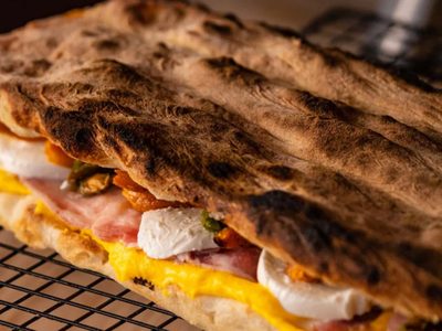 Pizza Baciata: la mejor versión de un clásico relleno que es adictivo