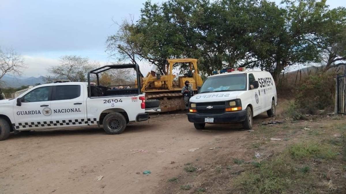 Vehículos de la Guardia Nacional y Semefo en las inmediaciones de una fosa común hallada en El Verde, Sinaloa