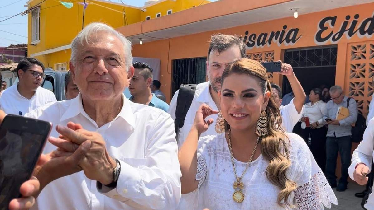 Evelyn Salgado junto a AMLO