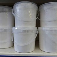 No tengas las toallas tiradas por ahí, creá este hermoso contenedor con baldes de plástico que no usás