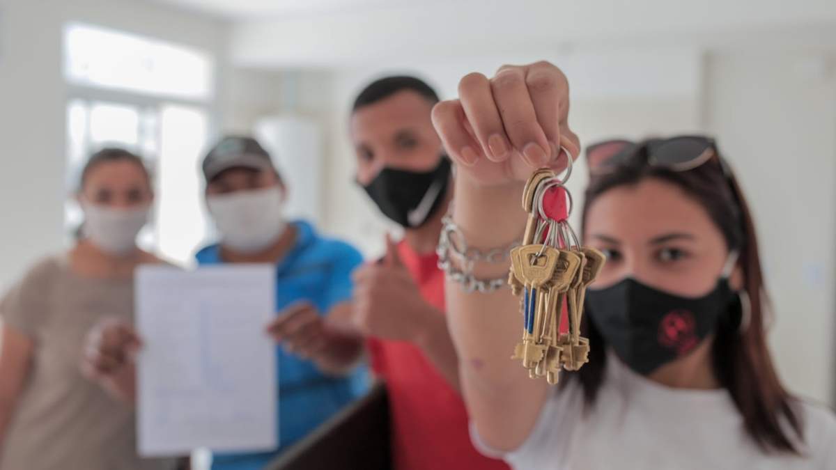 Entrega de llaves de una vivienda. Fuente: (Twitter)