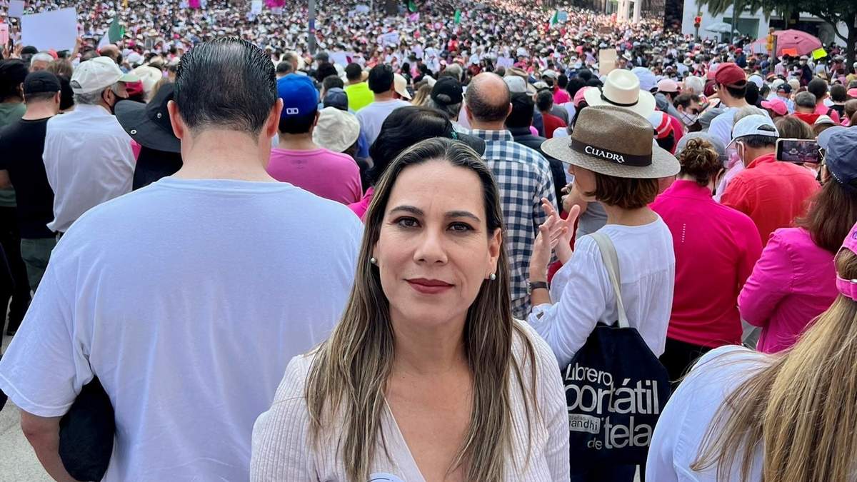 Lorena Alfaro García, presidenta municipal de Irapuato, Guanajuato, asiste a la marcha en defensa del INE